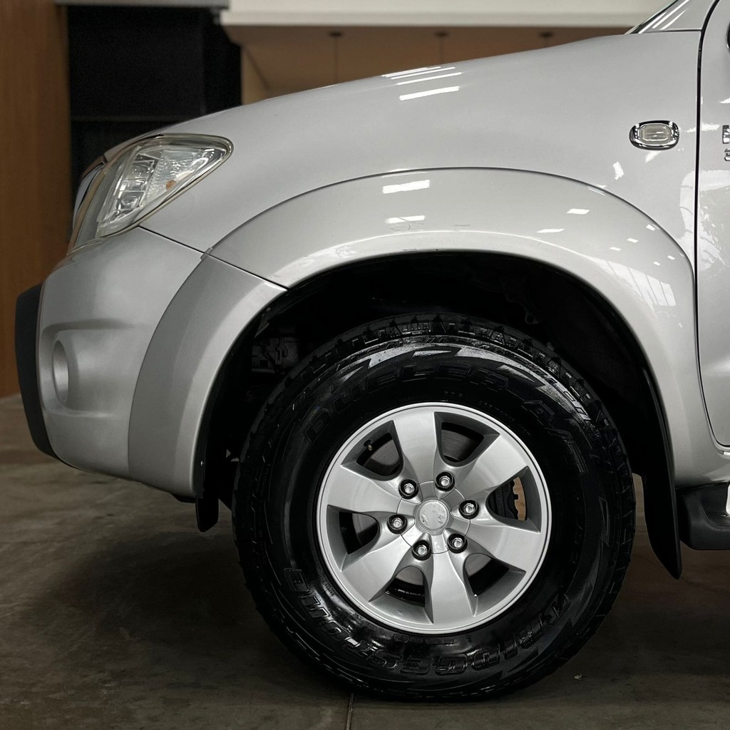 Toyota Hilux SRV CD 4×4 3.0 Aut (Prata)