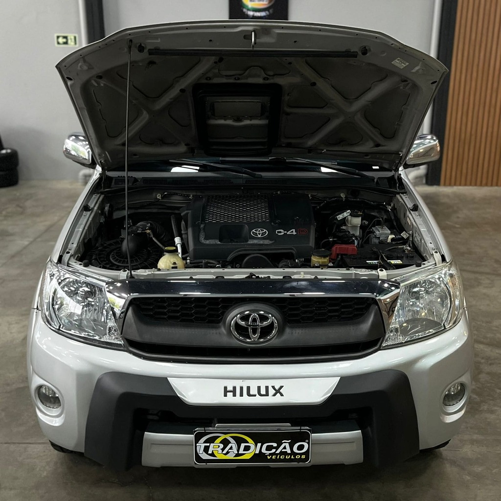 Toyota Hilux SRV CD 4×4 3.0 Aut (Prata)