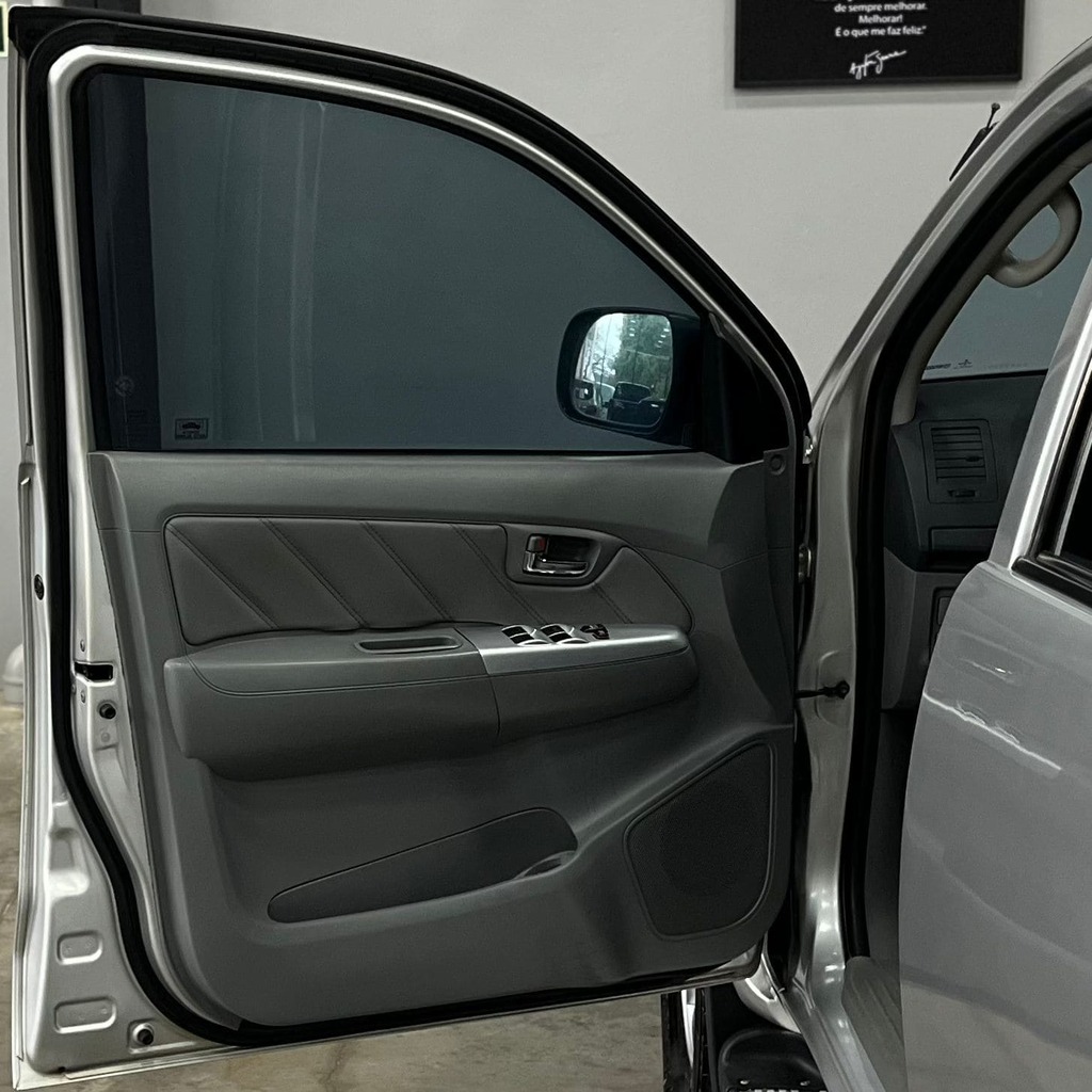 Toyota Hilux SRV CD 4×4 3.0 Aut (Prata)