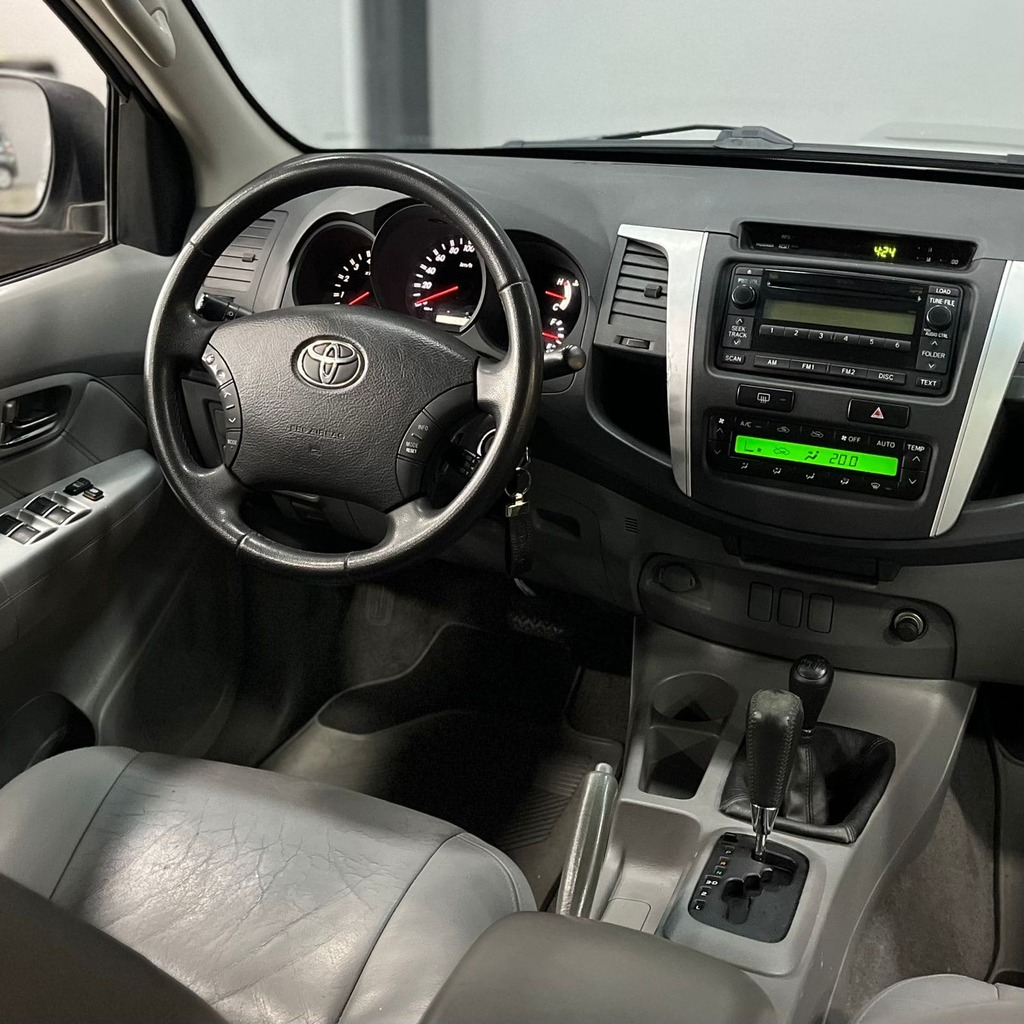 Toyota Hilux SRV CD 4×4 3.0 Aut (Prata)