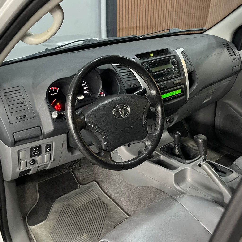 Toyota Hilux SRV CD 4×4 3.0 Aut (Prata)