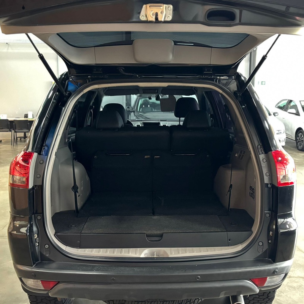 Mitsubishi Pajero Dakar 4×4 3.2 Diesel (7 Lugares – Automática)