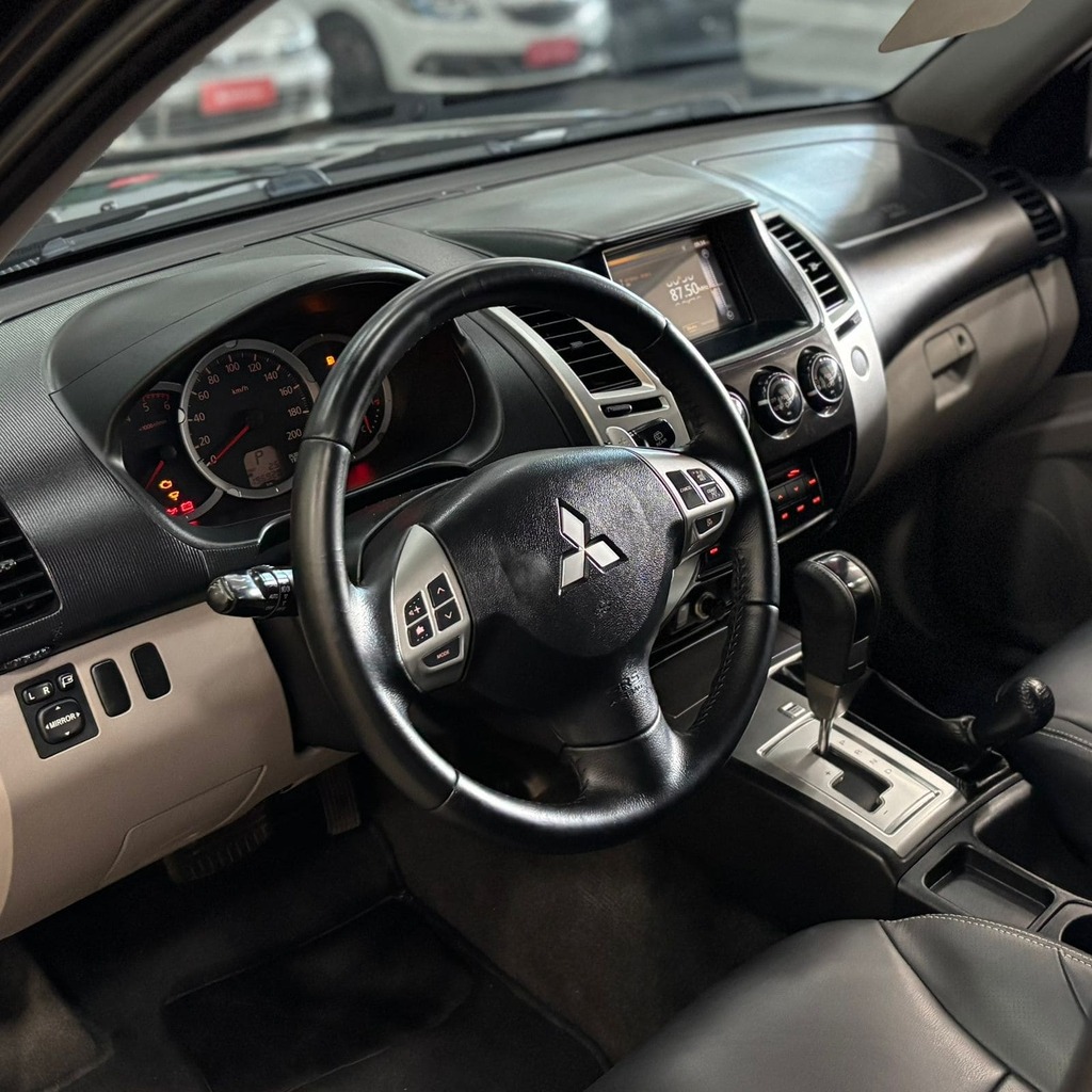 Mitsubishi Pajero Dakar 4×4 3.2 Diesel (7 Lugares – Automática)