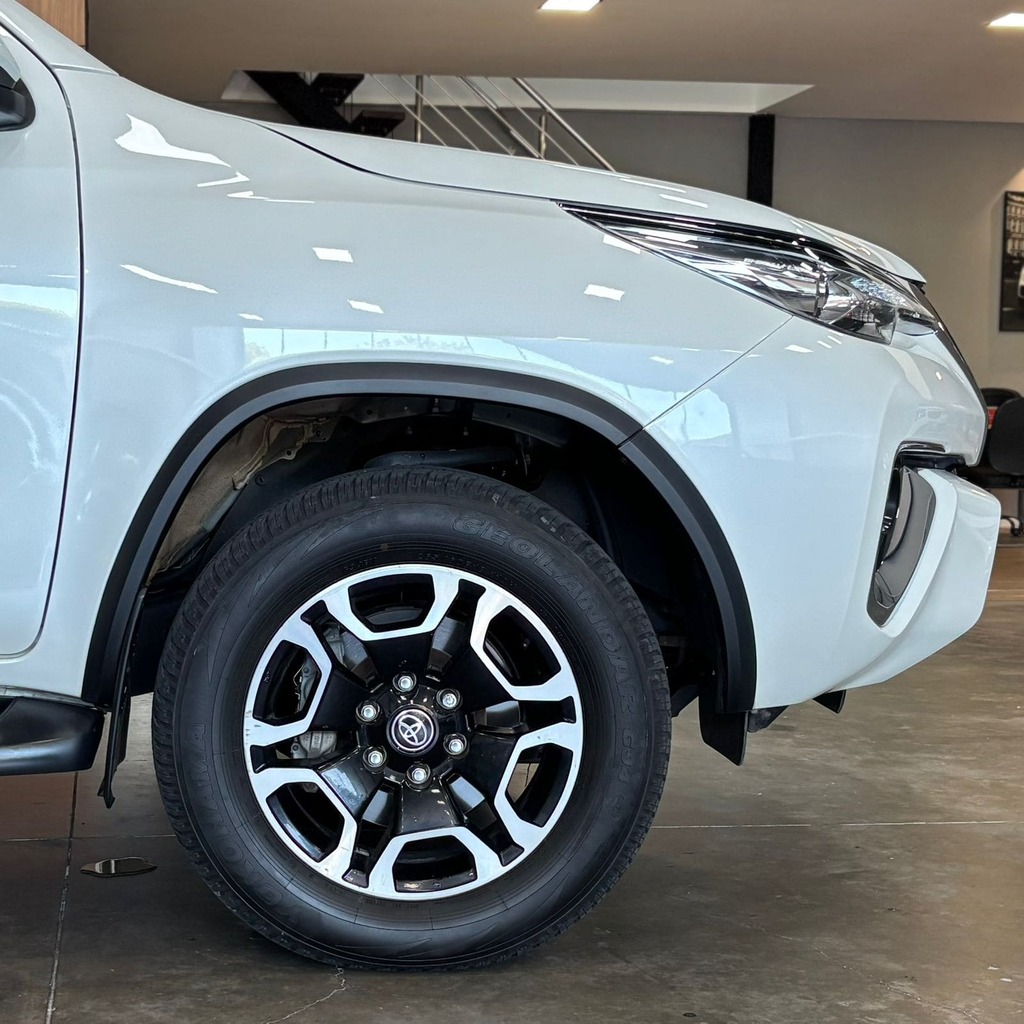 Toyota Hilux SW4 SRX 2.8 Diesel 4×4 (7 Lugares – Impecável)