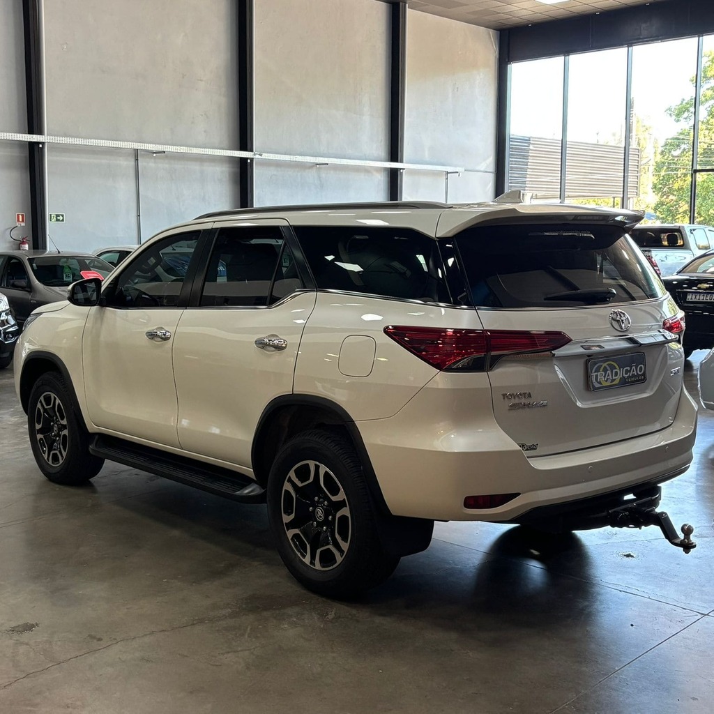 Toyota Hilux SW4 SRX 2.8 Diesel 4×4 (7 Lugares – Impecável)