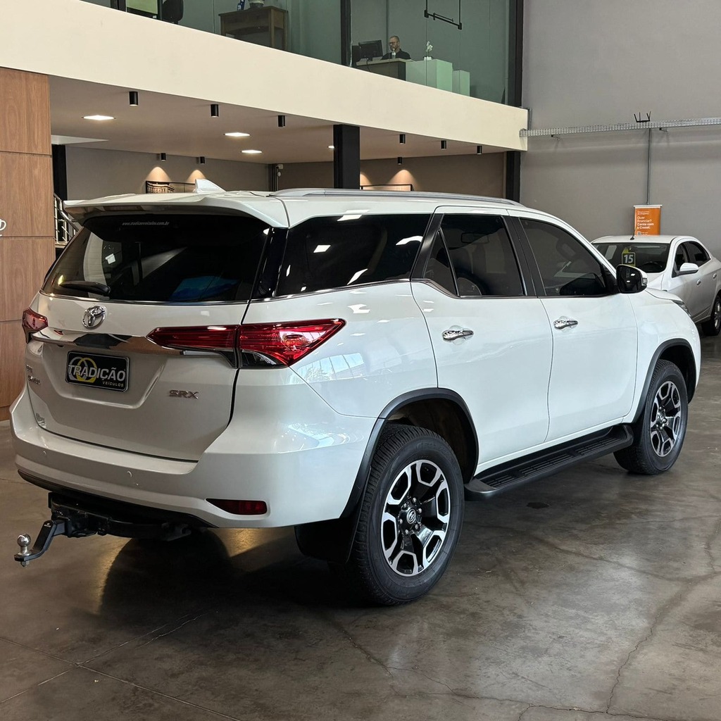 Toyota Hilux SW4 SRX 2.8 Diesel 4×4 (7 Lugares – Impecável)