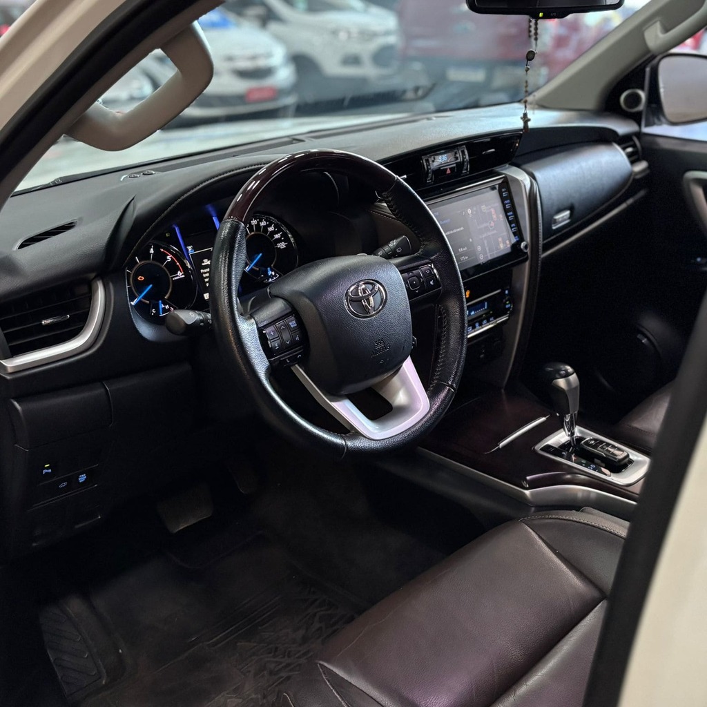 Toyota Hilux SW4 SRX 2.8 Diesel 4×4 (7 Lugares – Impecável)