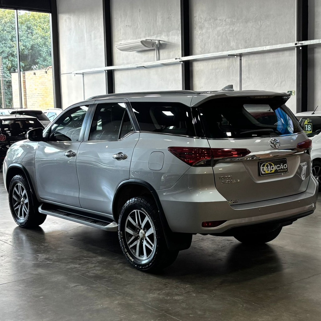 Toyota Hilux Sw4 Srx 4×4 2.8 Diesel Aut (5 Lugares – Interna Terracota – Impecável)