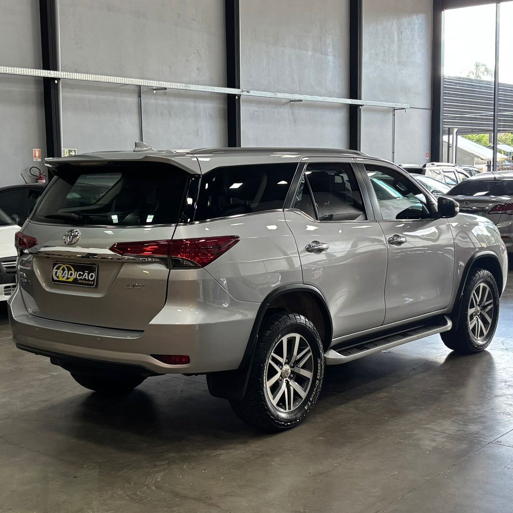 Toyota Hilux Sw4 Srx 4×4 2.8 Diesel Aut (5 Lugares – Interna Terracota – Impecável)