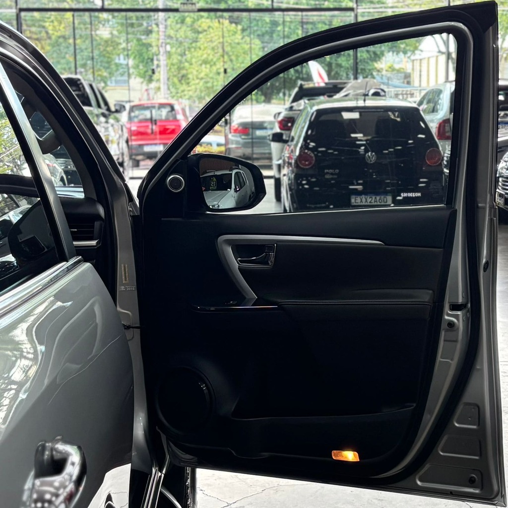 Toyota Hilux Sw4 Srx 4×4 2.8 Diesel Aut (5 Lugares – Interna Terracota – Impecável)