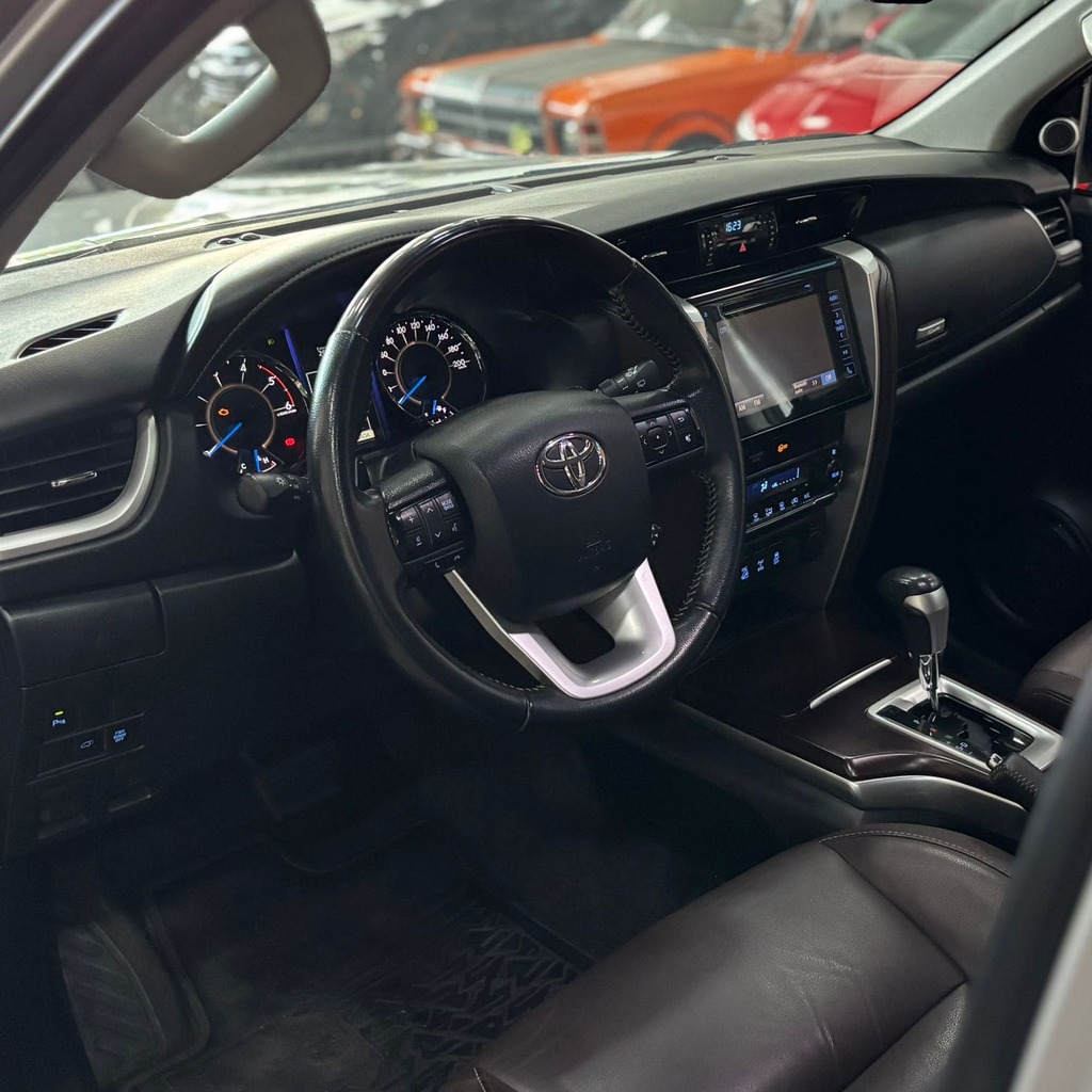 Toyota Hilux Sw4 Srx 4×4 2.8 Diesel Aut (5 Lugares – Interna Terracota – Impecável)