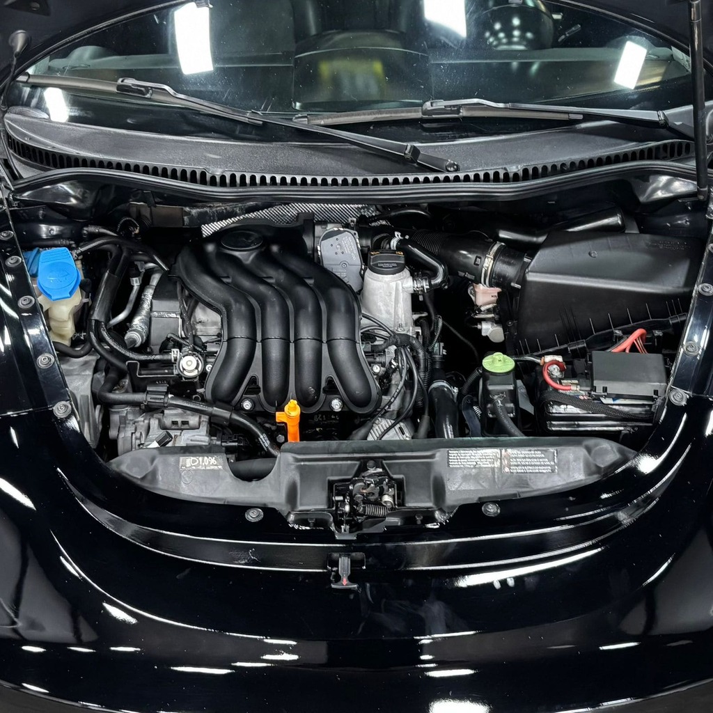 Volkswagen New Beetle 2.0 Gasolina (Câmbio Manual – Teto Solar – Bancos em Couro)