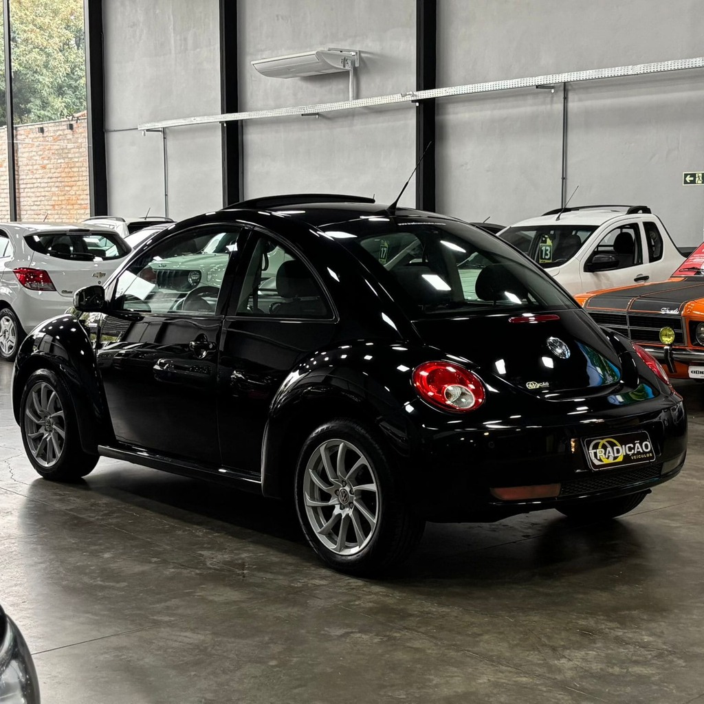Volkswagen New Beetle 2.0 Gasolina (Câmbio Manual – Teto Solar – Bancos em Couro)