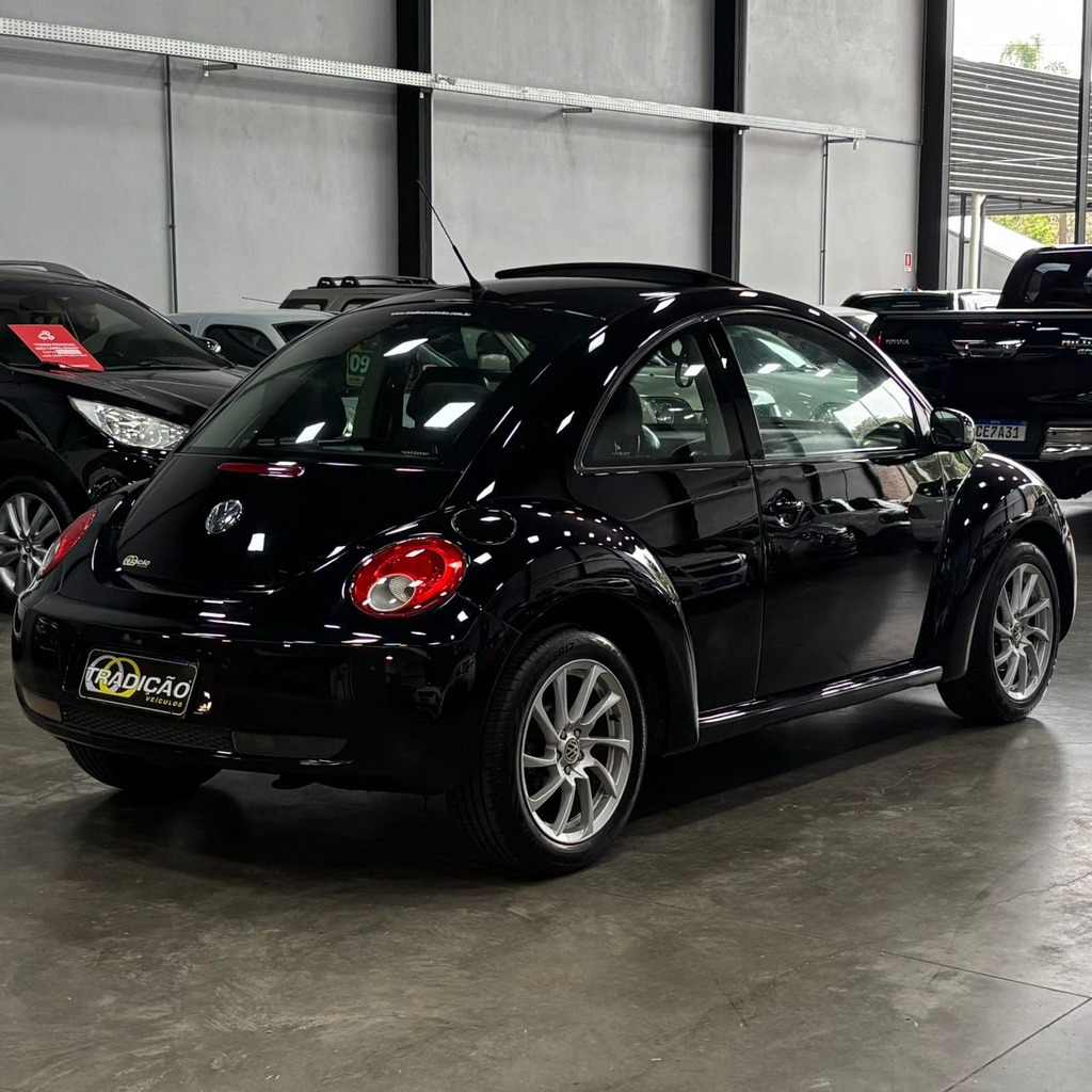Volkswagen New Beetle 2.0 Gasolina (Câmbio Manual – Teto Solar – Bancos em Couro)