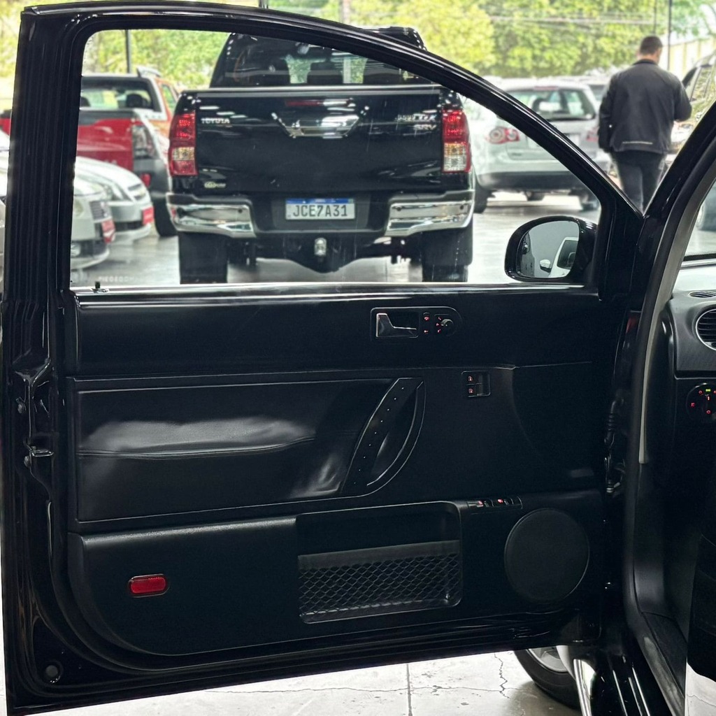 Volkswagen New Beetle 2.0 Gasolina (Câmbio Manual – Teto Solar – Bancos em Couro)