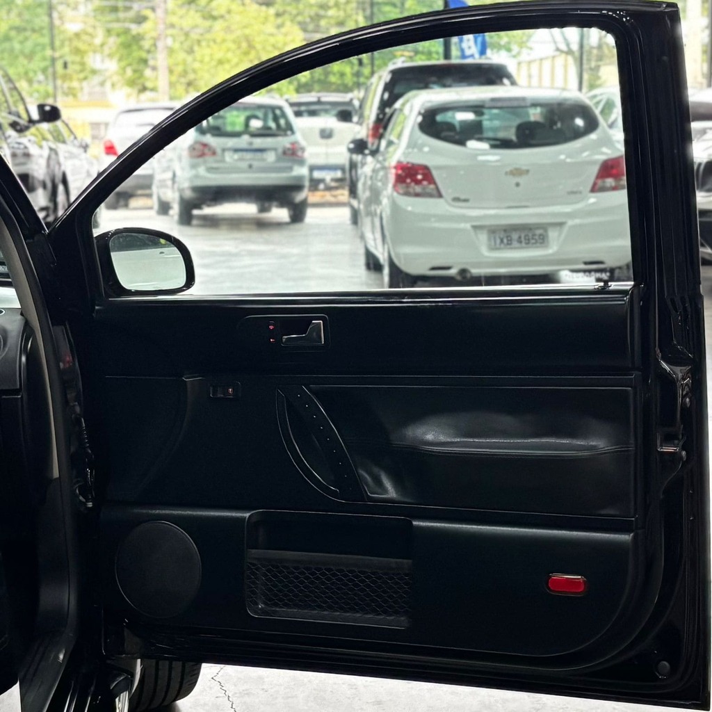 Volkswagen New Beetle 2.0 Gasolina (Câmbio Manual – Teto Solar – Bancos em Couro)