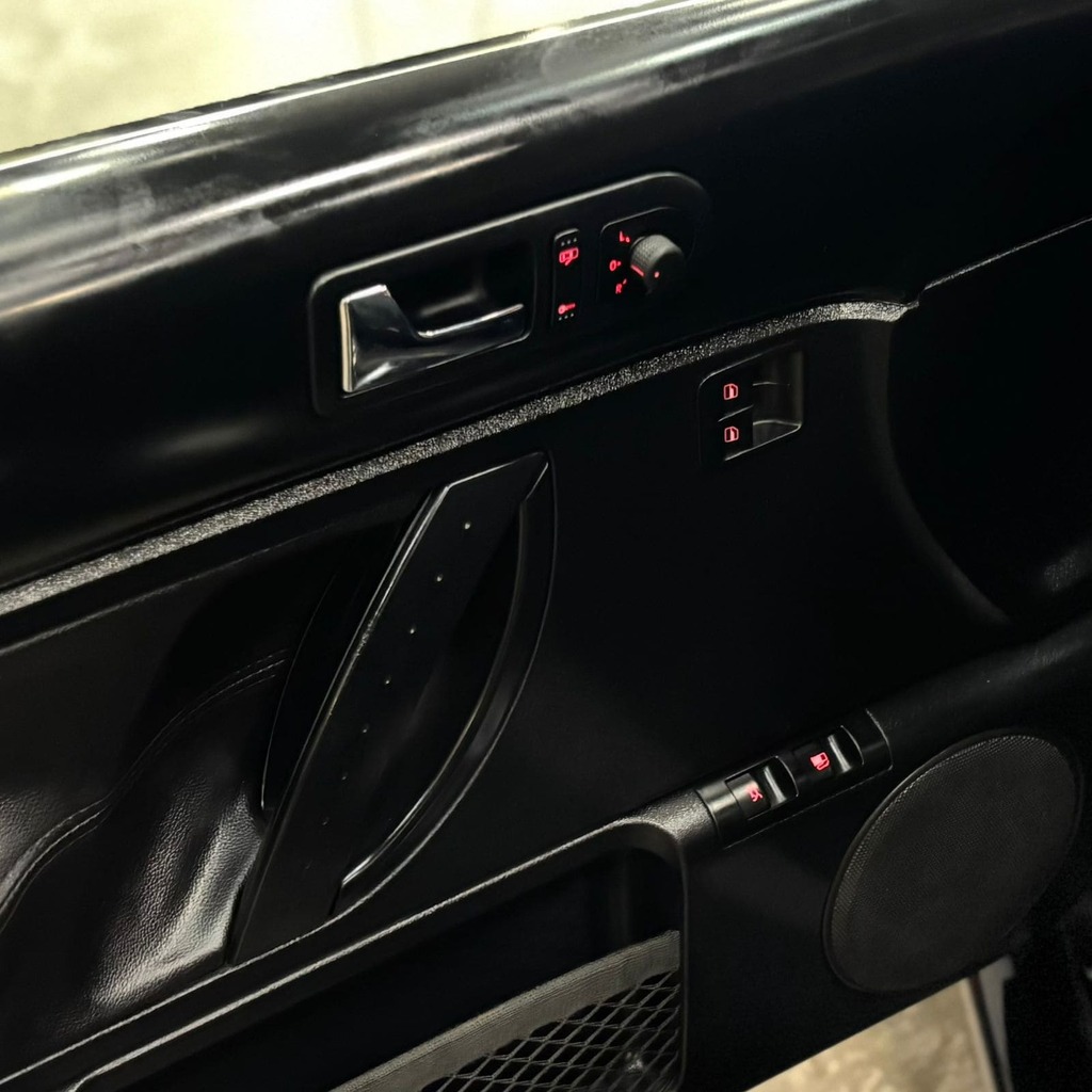 Volkswagen New Beetle 2.0 Gasolina (Câmbio Manual – Teto Solar – Bancos em Couro)
