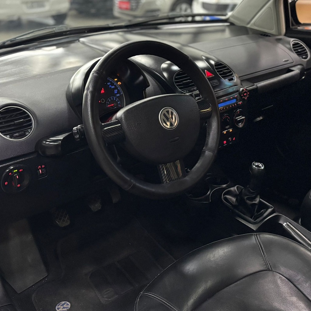 Volkswagen New Beetle 2.0 Gasolina (Câmbio Manual – Teto Solar – Bancos em Couro)