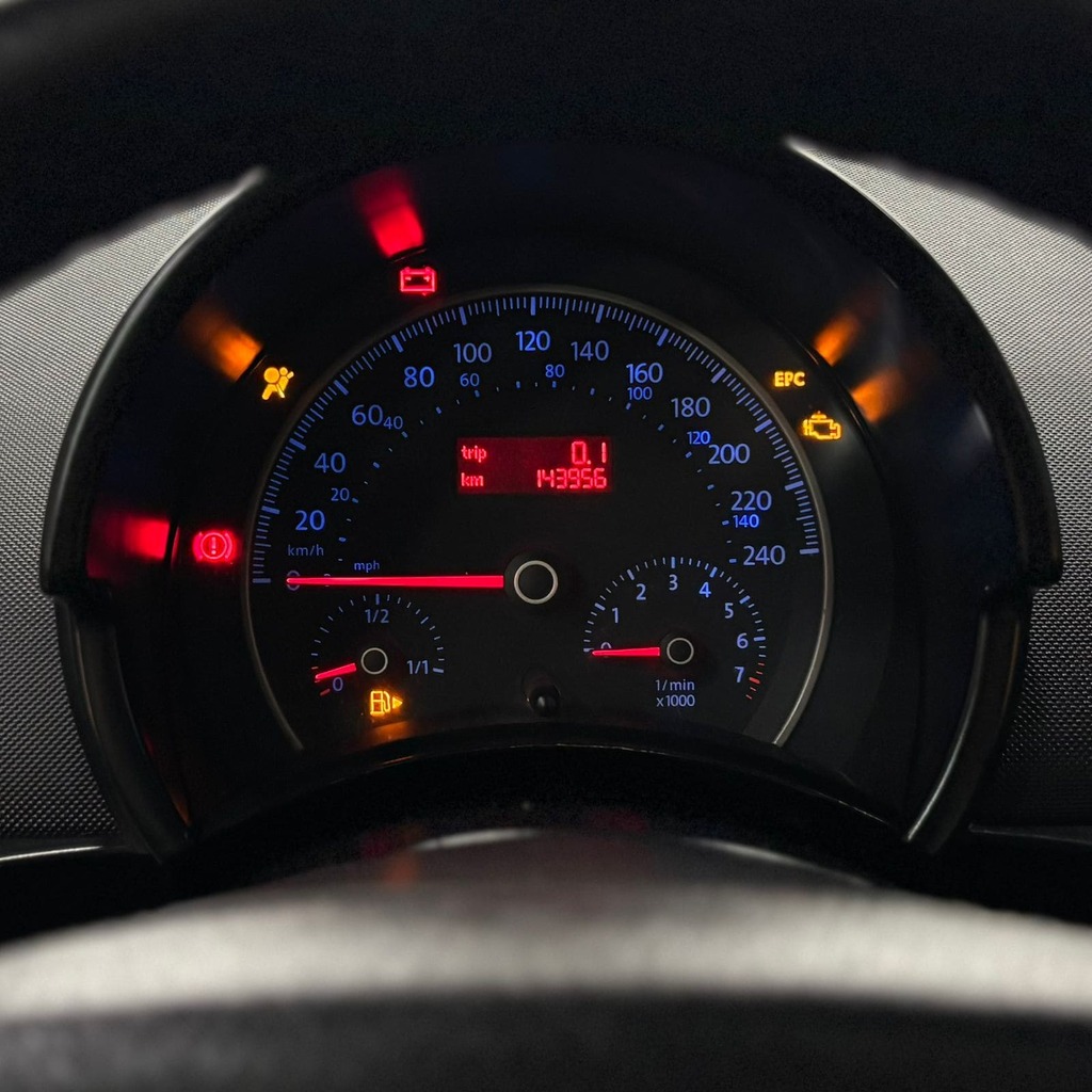 Volkswagen New Beetle 2.0 Gasolina (Câmbio Manual – Teto Solar – Bancos em Couro)