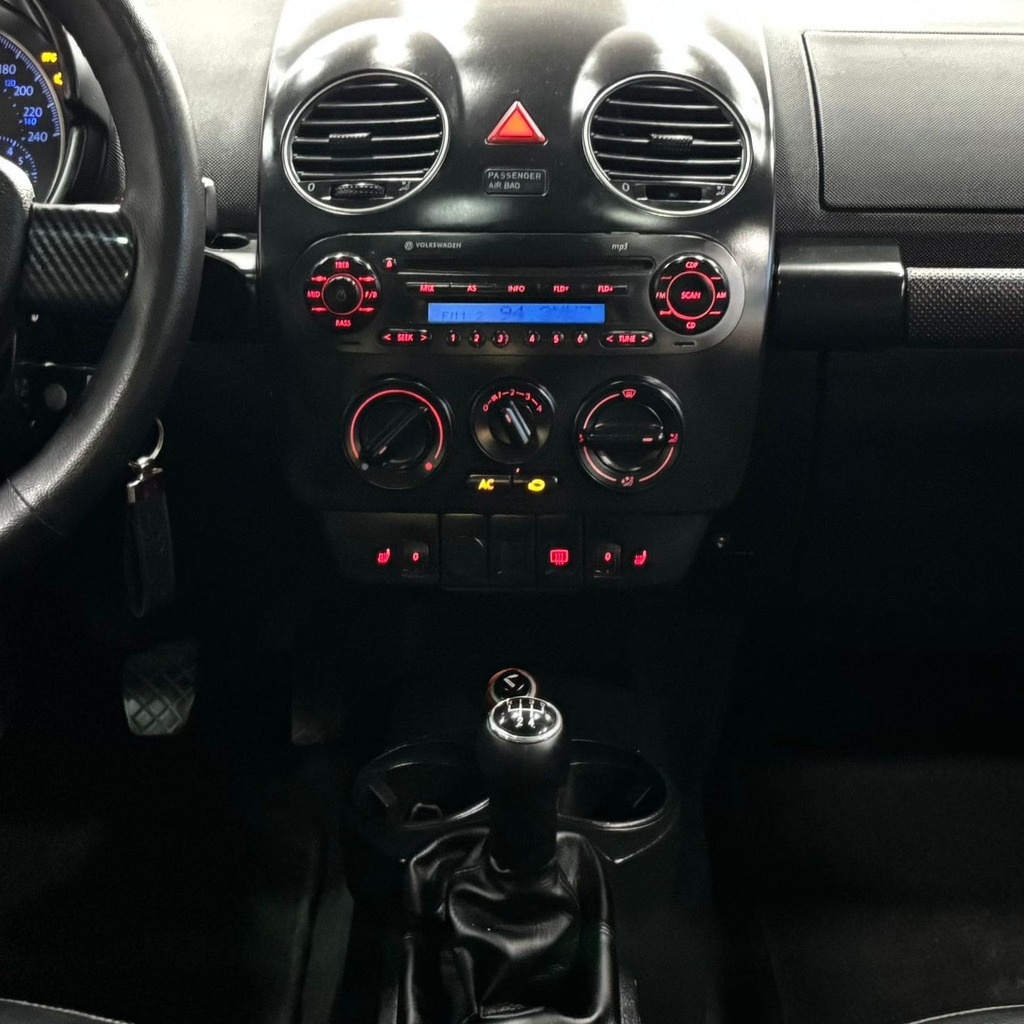 Volkswagen New Beetle 2.0 Gasolina (Câmbio Manual – Teto Solar – Bancos em Couro)