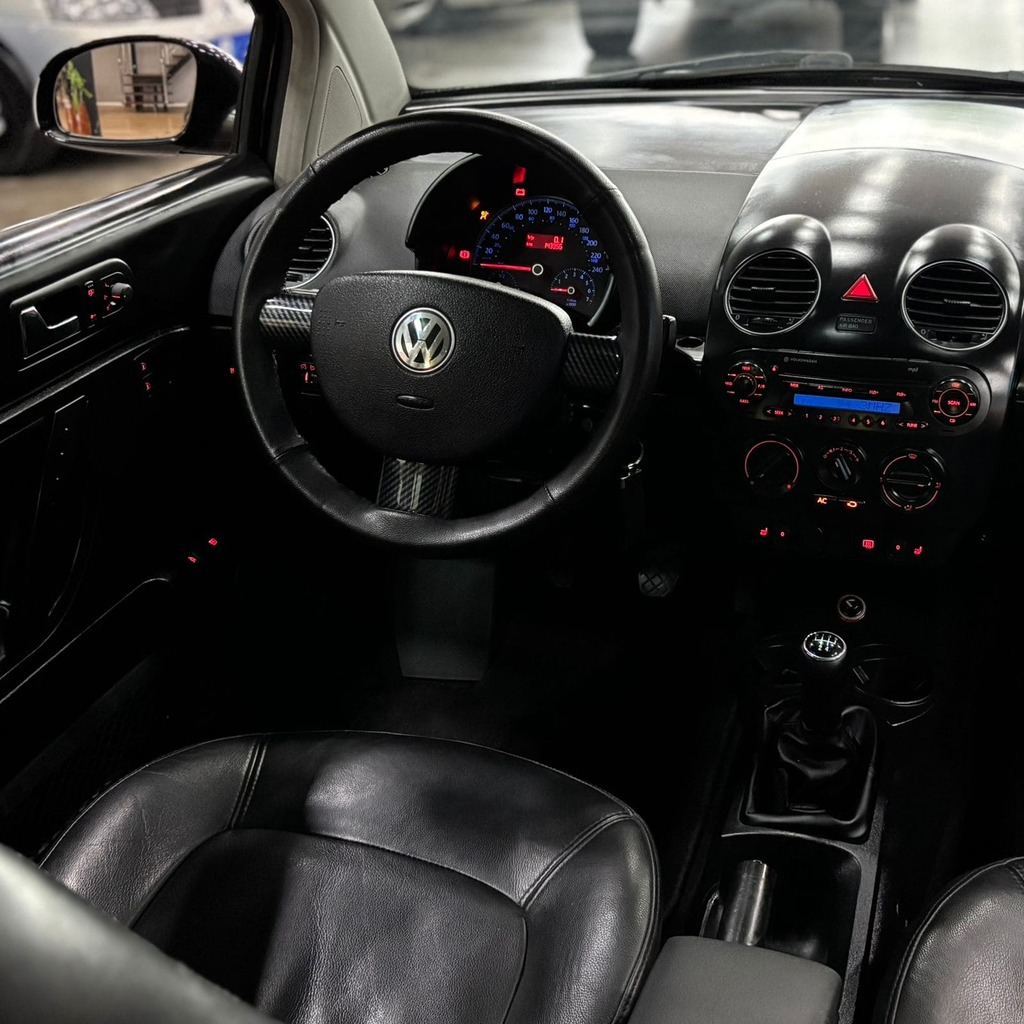 Volkswagen New Beetle 2.0 Gasolina (Câmbio Manual – Teto Solar – Bancos em Couro)