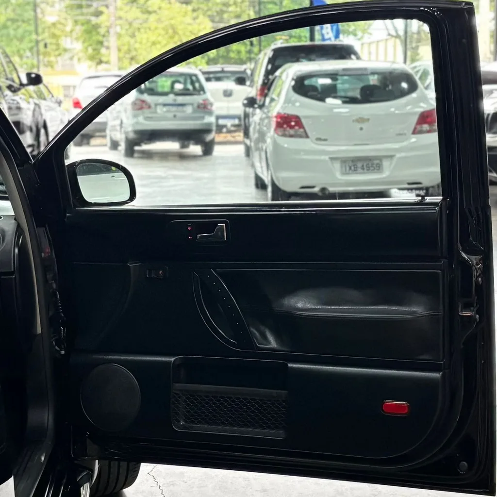 Volkswagen New Beetle 2.0 Gasolina (Câmbio Manual – Teto Solar – Bancos em Couro)