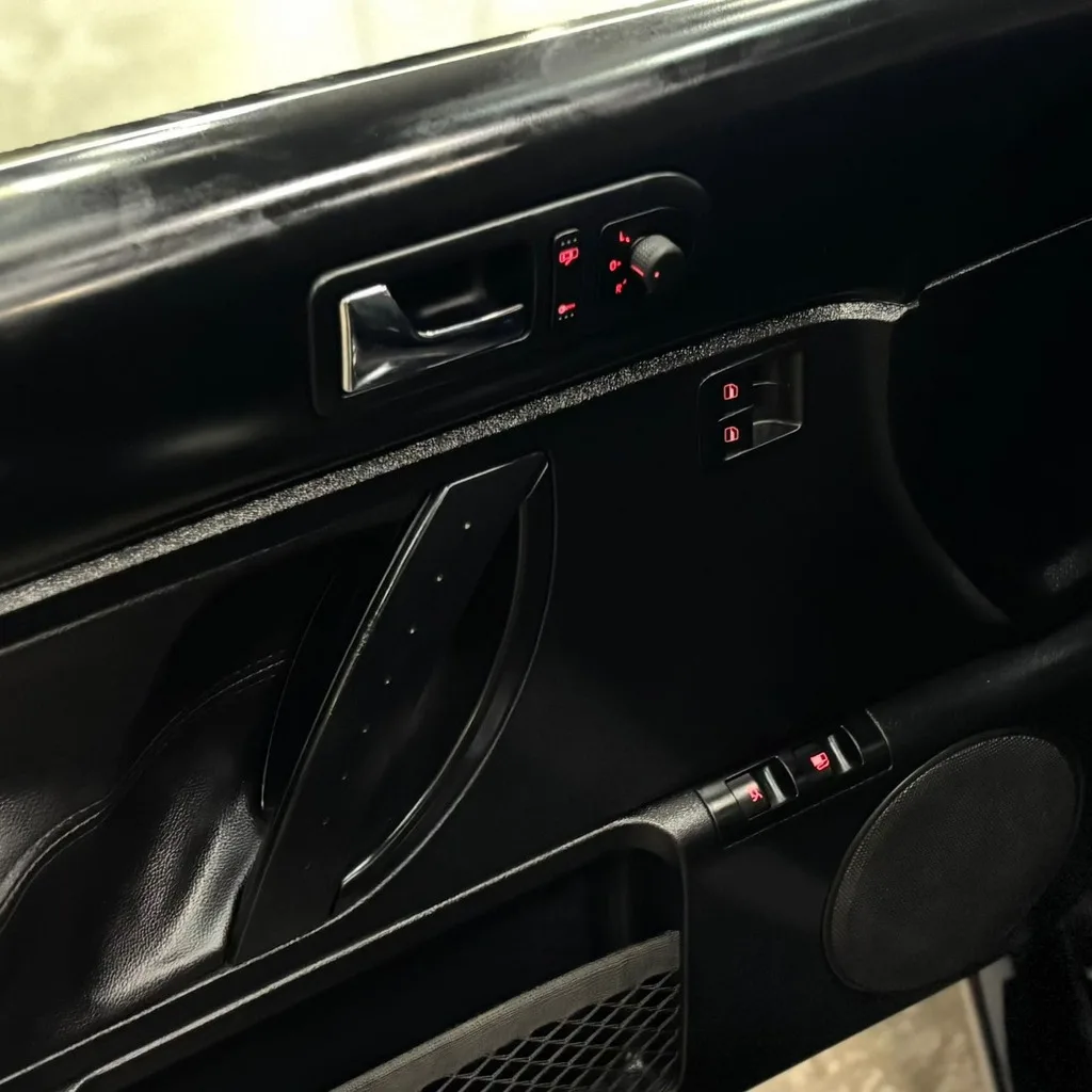 Volkswagen New Beetle 2.0 Gasolina (Câmbio Manual – Teto Solar – Bancos em Couro)