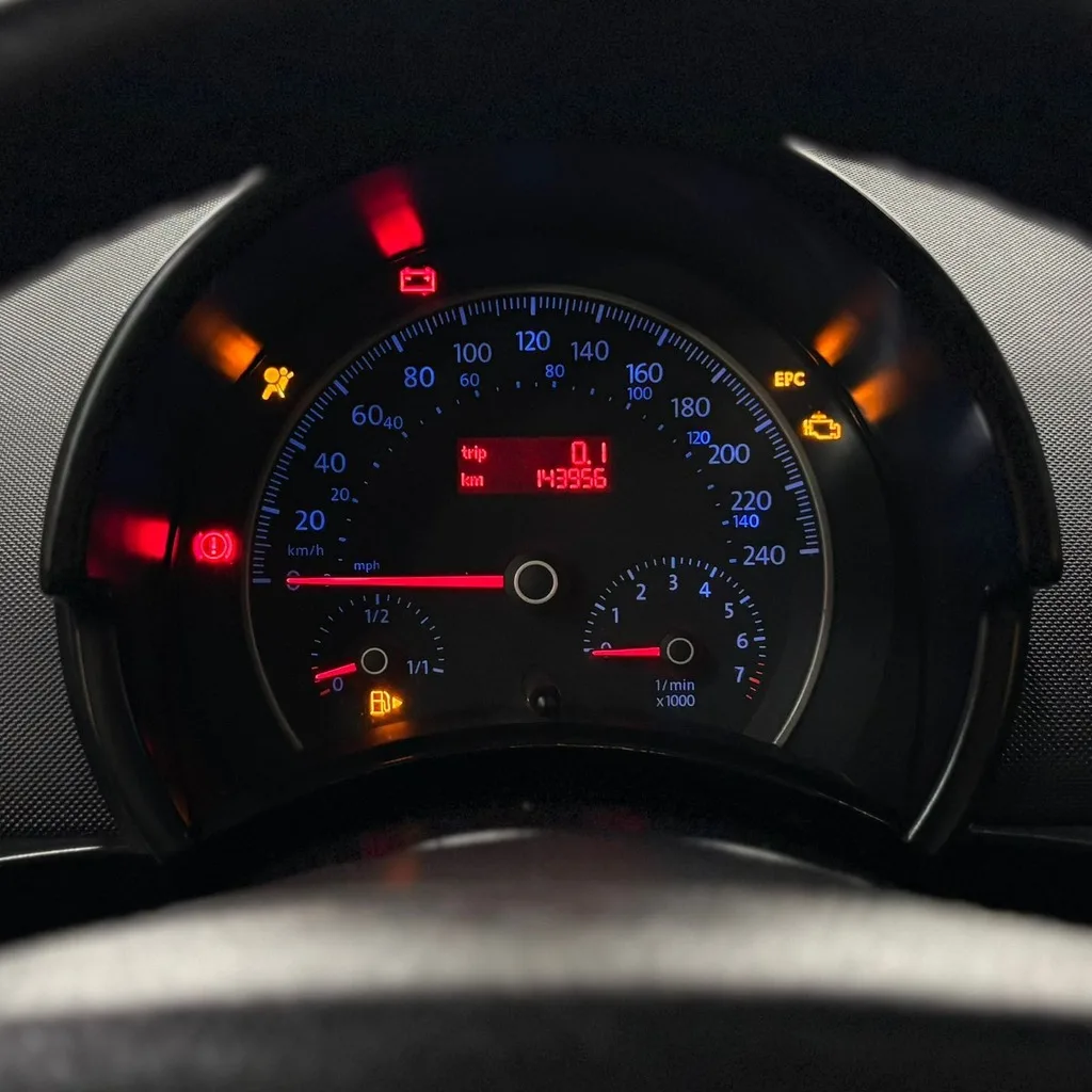 Volkswagen New Beetle 2.0 Gasolina (Câmbio Manual – Teto Solar – Bancos em Couro)