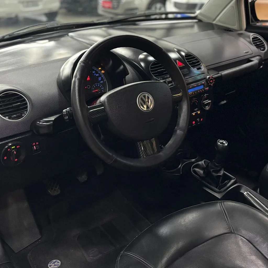 Volkswagen New Beetle 2.0 Gasolina (Câmbio Manual – Teto Solar – Bancos em Couro)