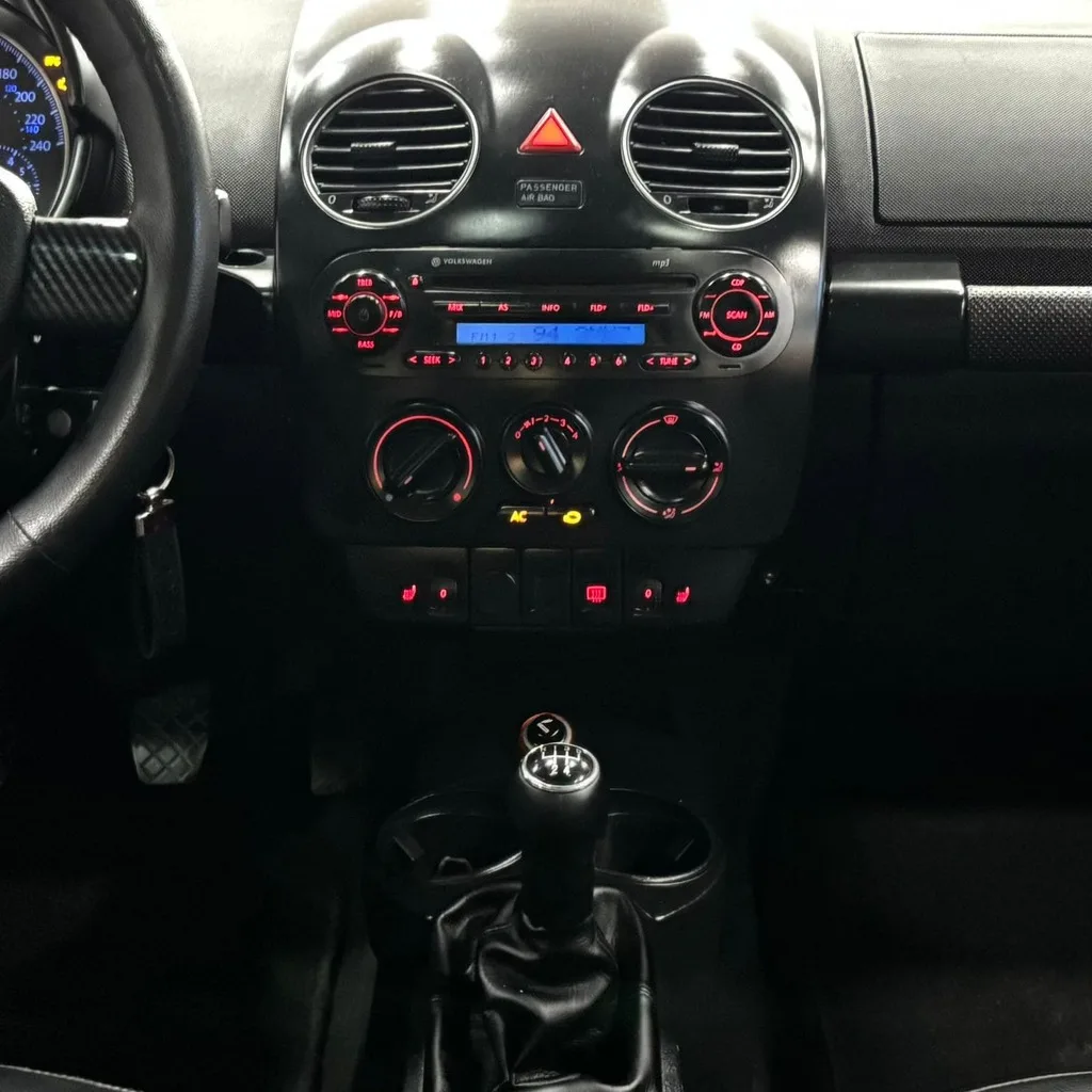 Volkswagen New Beetle 2.0 Gasolina (Câmbio Manual – Teto Solar – Bancos em Couro)